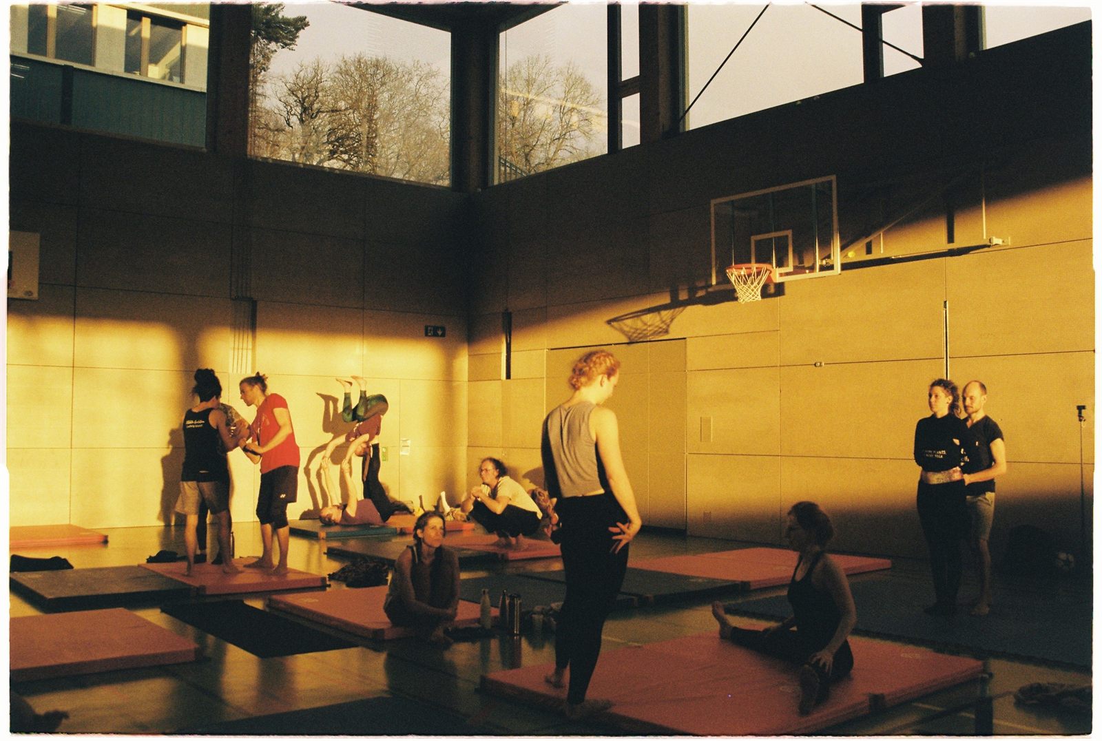 Sporters trainen in een accommodatie