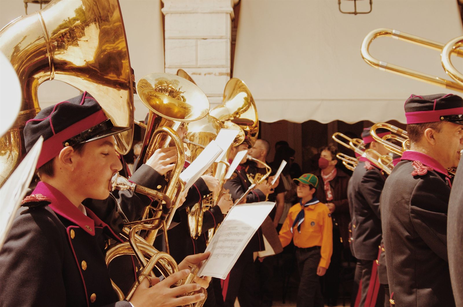 Muziekvereniging speelt op blaasinstrumenten