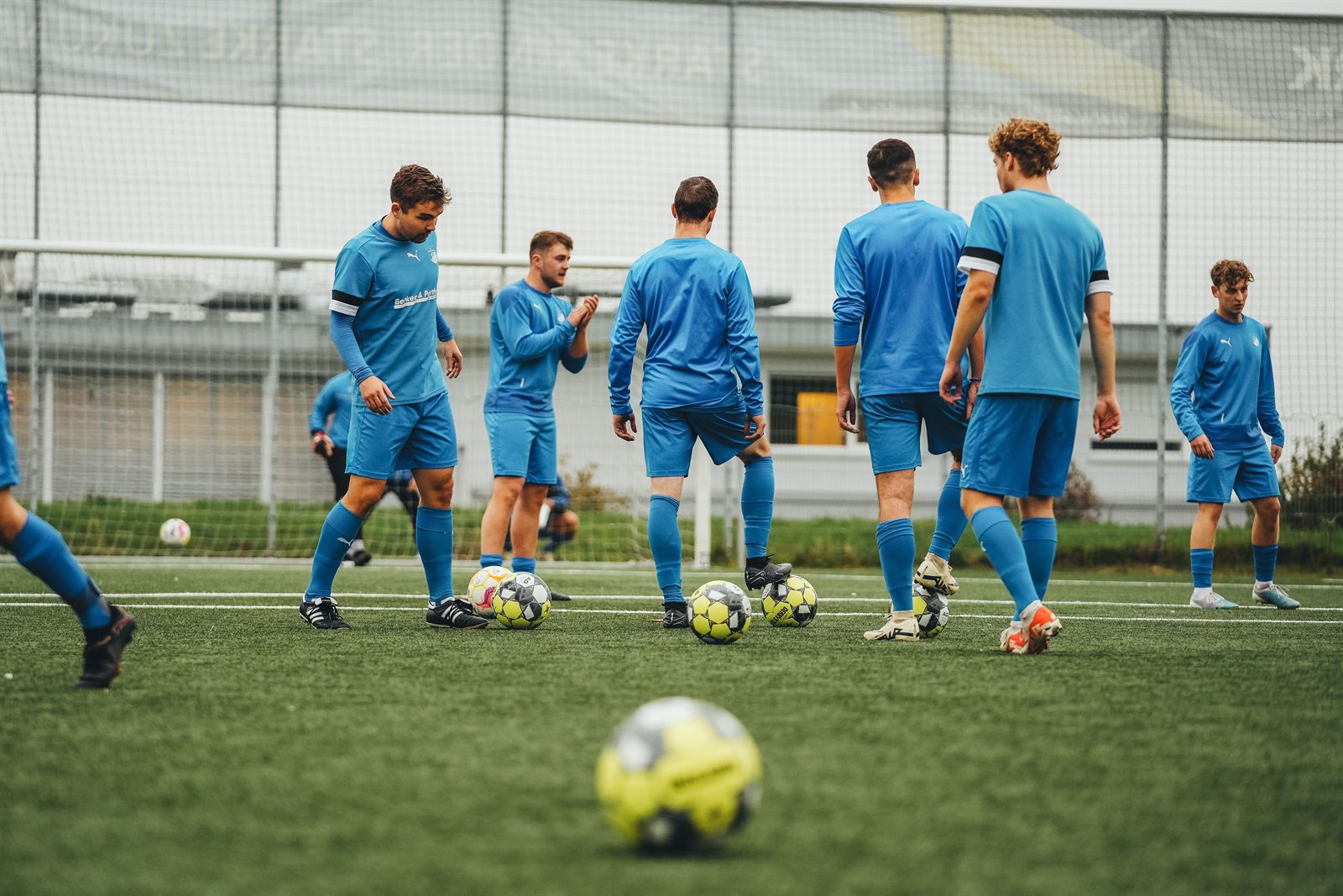 Jeugdspelers van een voetbalvereniging in actie op het veld