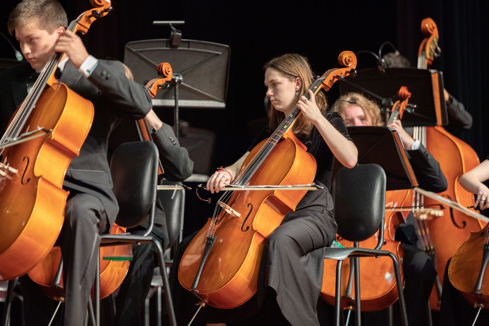 Orkest op een podium tijdens een optreden