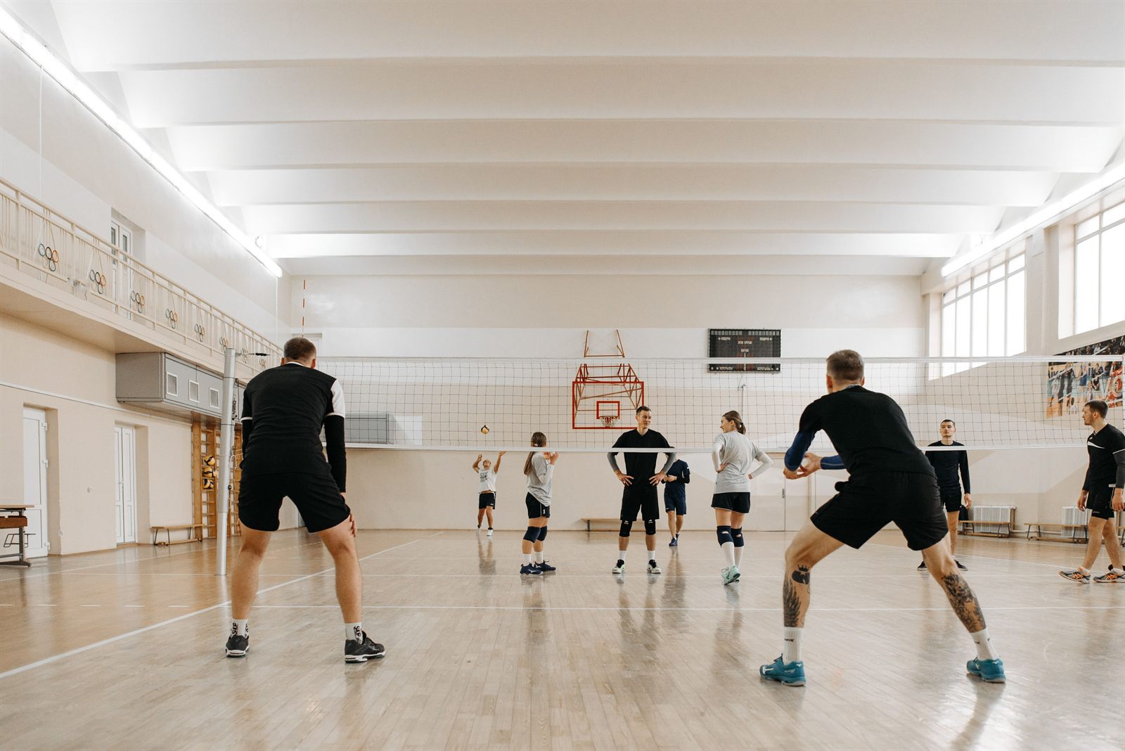 Trainer begeleidt een groep in een sportzaal
